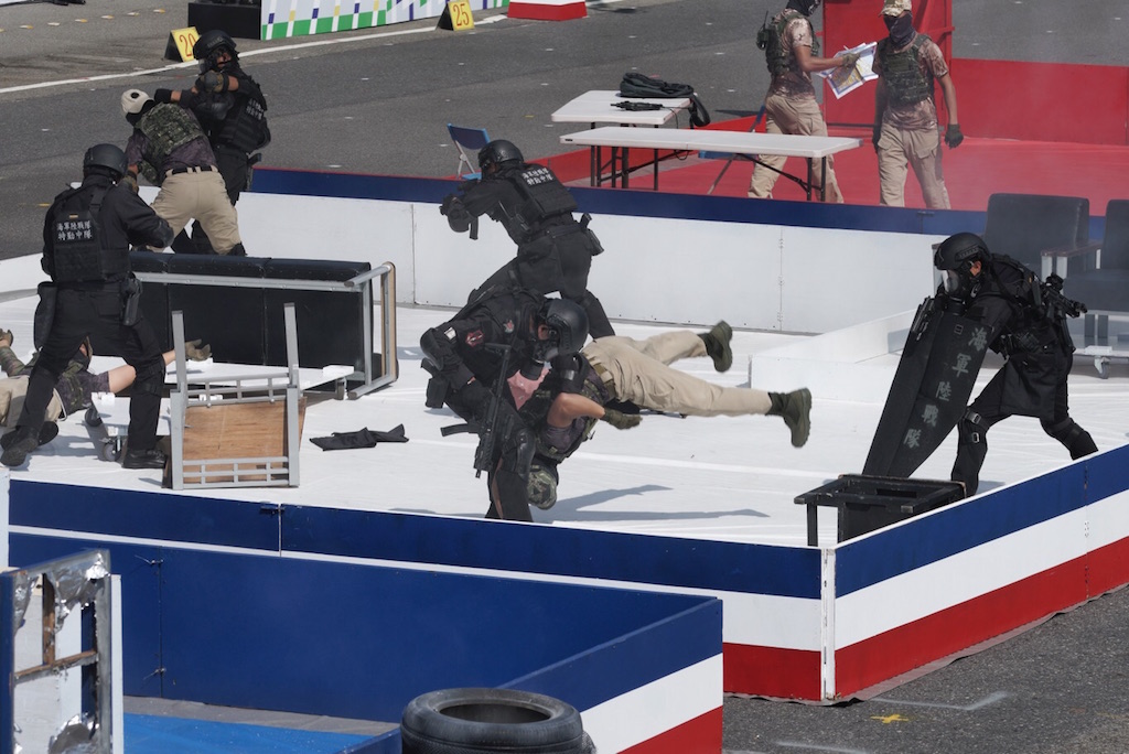 海軍陸戰隊特勤中隊反恐演練。 圖:張良一/攝 海軍陸戰隊特勤中隊反恐演練。 圖:張良一/攝