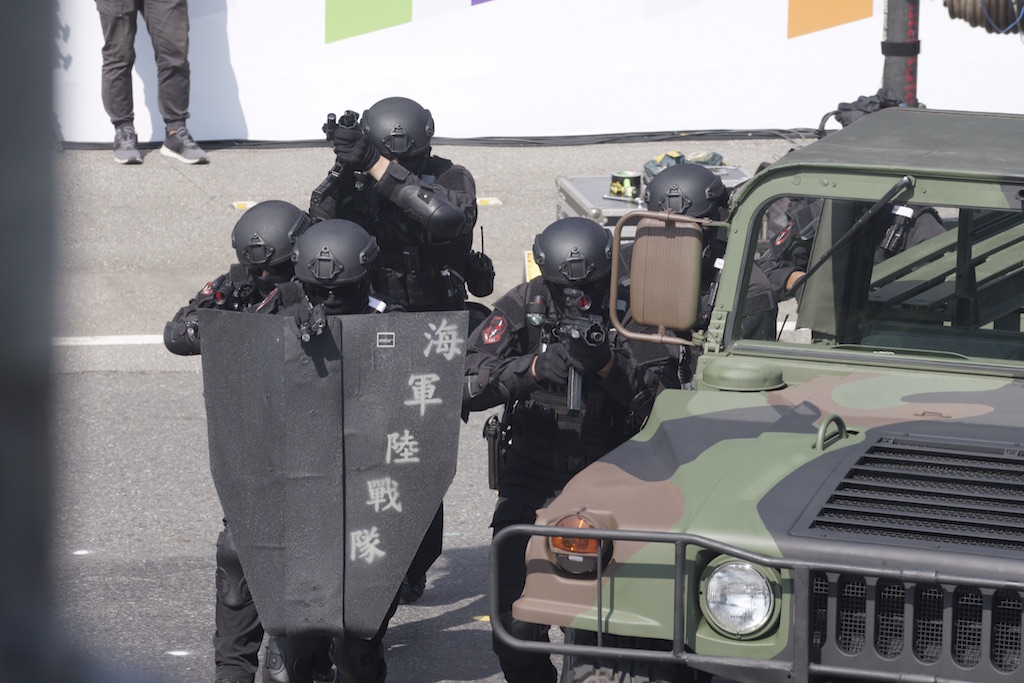 海軍陸戰隊特勤中隊反恐演練狀況。 圖:張良一/攝 海軍陸戰隊特勤中隊反恐演練狀況。 圖:張良一/攝