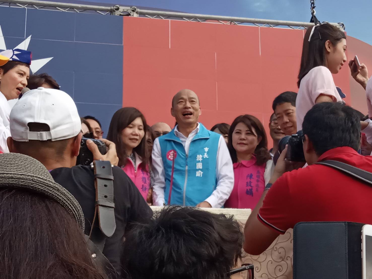 韓國瑜(中)切蛋糕康祝中華民國生日快樂。 圖:孫家銘/攝