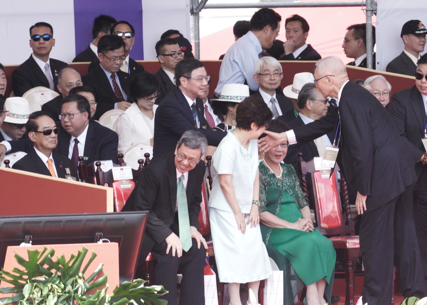 吳敦義、呂秀蓮、卓榮泰和宋楚瑜在國慶大會上同框。 圖:張良一/攝 吳敦義、呂秀蓮、卓榮泰和宋楚瑜在國慶大會上同框。 圖:張良一/攝
