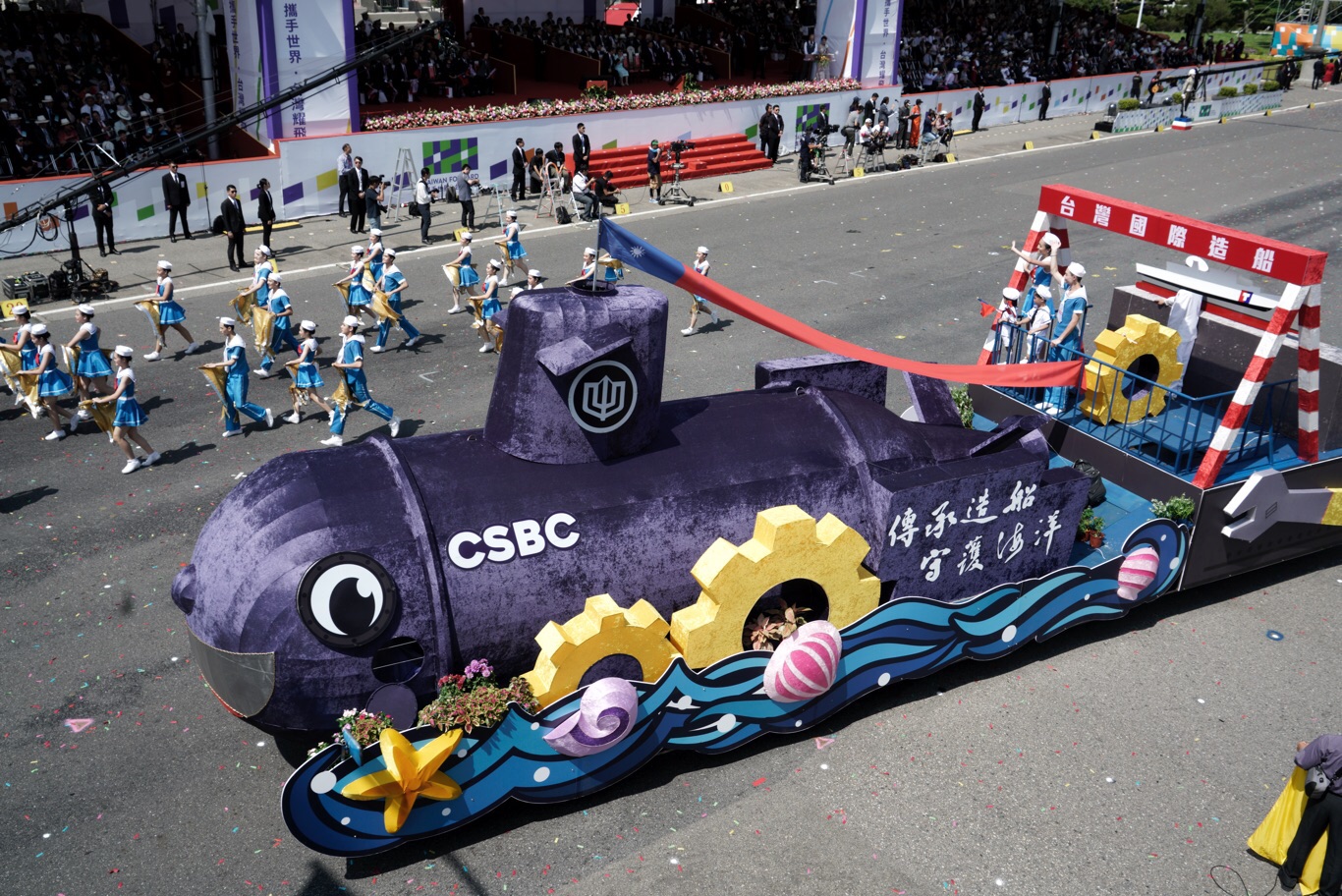 台船國造潛艦花車。 圖:張良一/攝 台船國造潛艦花車。 圖:張良一/攝