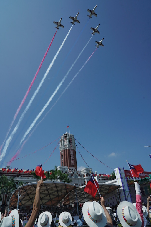 空軍雷虎小組以大雁隊形衝場並拉出五彩煙霧,為今年的國慶大會帶來最高潮。 圖:張良一/攝 空軍雷虎小組以大雁隊形衝場並拉出五彩煙霧,為今年的國慶大會帶來最高潮。 圖:張良一/攝