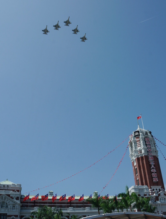 空軍雷虎小組以大雁隊形衝場。 圖:張良一/攝 空軍雷虎小組以大雁隊形衝場。 圖:張良一/攝