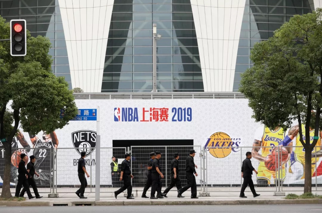 NBA在中國上海的賽事,詹姆斯(LeBron James)帶領湖人隊對陣厄文(Kyrie Irving)領軍的籃網隊對戰。 圖 : 翻攝自微博 NBA在中國上海的賽事,詹姆斯(LeBron James)帶領湖人隊對陣厄文(Kyrie Irving)領軍的籃網隊對戰。 圖 : 翻攝自微博