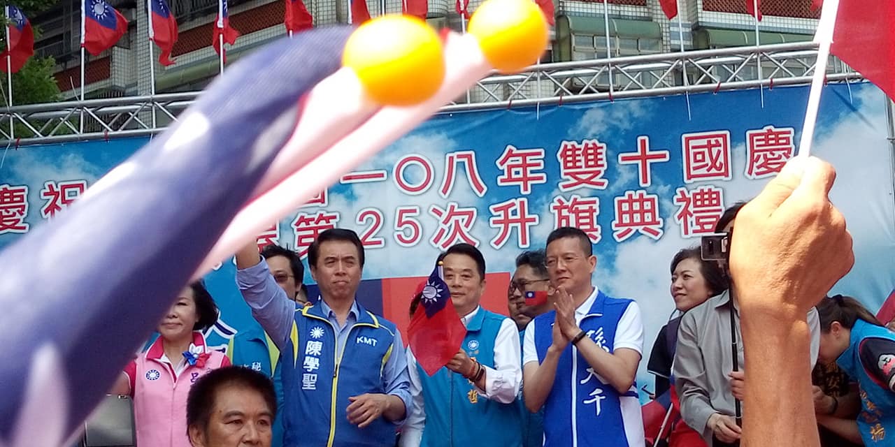 韓國瑜幕僚孫大千也代表韓國瑜出席「國旗屋」升旗典禮。 圖:翻攝國旗屋雲南米線、米干臉書/張成艷PO文 韓國瑜幕僚孫大千也代表韓國瑜出席「國旗屋」升旗典禮。 圖:翻攝國旗屋雲南米線、米干臉書/張成艷PO文