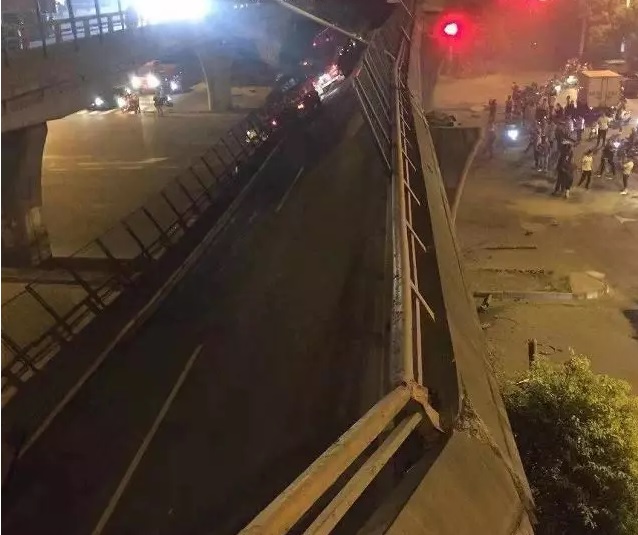 中國江蘇省無錫市今(10)晚發生國道高架橋坍塌事件。 圖:翻攝自微信 中國江蘇省無錫市今(10)晚發生國道高架橋坍塌事件。 圖:翻攝自微信