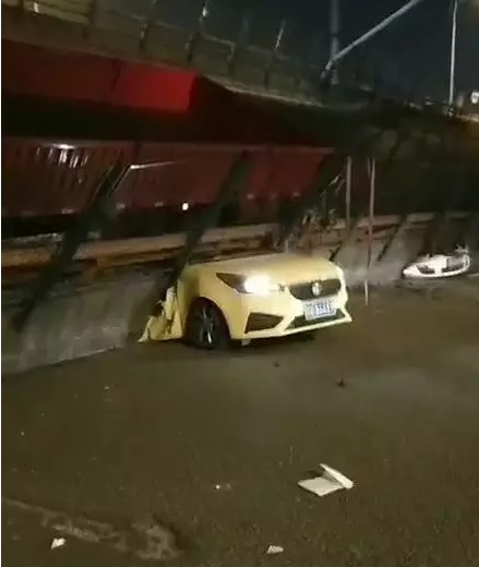 中國江蘇省無錫市今(10)晚發生國道高架橋坍塌事件,底下平面道路行駛車輛不幸被壓毀。 圖:翻攝自微信 中國江蘇省無錫市今(10)晚發生國道高架橋坍塌事件,底下平面道路行駛車輛不幸被壓毀。 圖:翻攝自微信