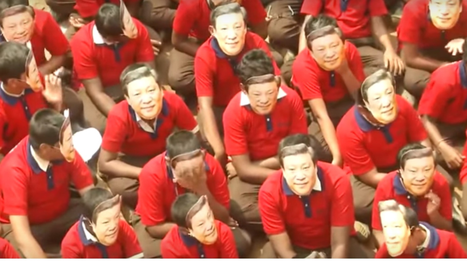兩千名學生紛紛戴起習近平的面具,畫面相當奇特。 圖:翻攝自NDTV Youtube 兩千名學生紛紛戴起習近平的面具,畫面相當奇特。 圖:翻攝自NDTV Youtube