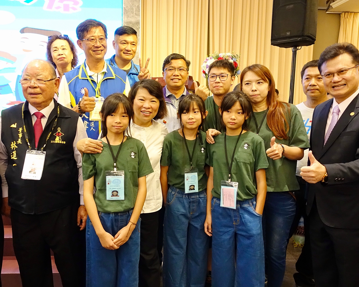 嘉義市長黃敏惠等人與三胞胎及媽媽合影。 圖:嘉義市政府/提供 嘉義市長黃敏惠等人與三胞胎及媽媽合影。 圖:嘉義市政府/提供