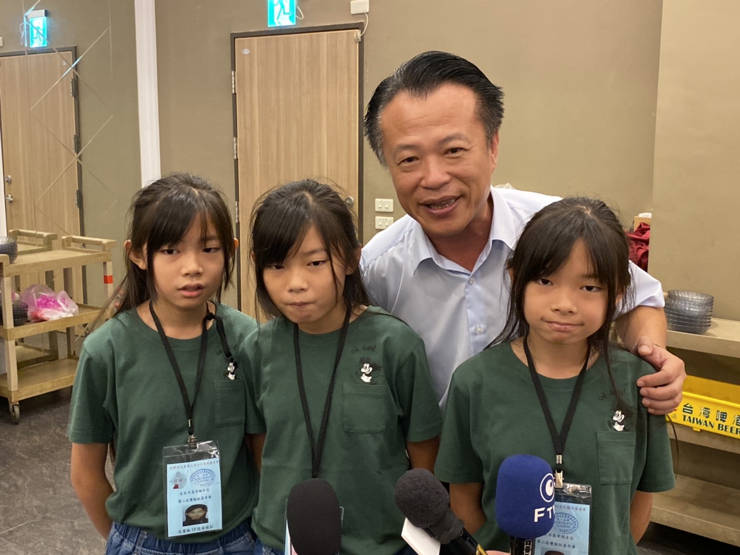 嘉義縣長翁章梁與三胞胎合影。 圖:嘉義記者公會/提供 嘉義縣長翁章梁與三胞胎合影。 圖:嘉義記者公會/提供