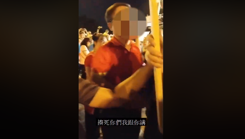 罷韓團體公民割草行動昨天在高雄左營萬年季舉牌宣傳,與韓粉發生爭執。 圖:翻攝自公民割草行動臉書 罷韓團體公民割草行動昨天在高雄左營萬年季舉牌宣傳,與韓粉發生爭執。 圖:翻攝自公民割草行動臉書