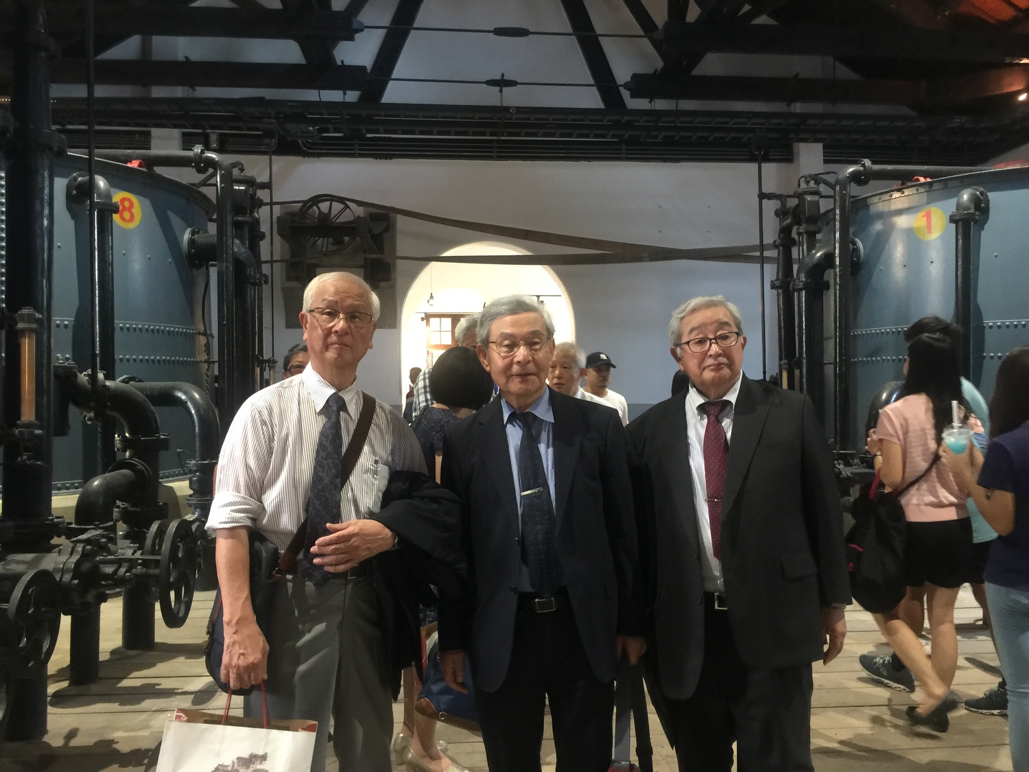 應邀來台出席台南水道博物館開幕典禮的日本學者專家,(自左至右)東京都下水道的編集委員長谷口尚弘先生、日本下水文化研究会會長稻場紀久雄教授、日本下水文化研究會副代表渡邊勝久先生。 圖/張淑惠攝 應邀來台出席台南水道博物館開幕典禮的日本學者專家,(自左至右)東京都下水道的編集委員長谷口尚弘先生、日本下水文化研究会會長稻場紀久雄教授、日本下水文化研究會副代表渡邊勝久先生。 圖/張淑惠攝