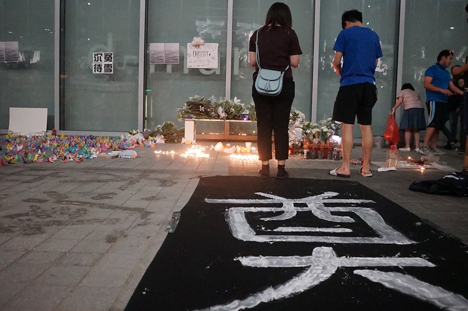 香港警方日前在將軍澳海域發現15歲陳姓少女遺體,引發港人懷疑死因可能與反送中抗爭有關;死者的職訓班同學今(11日)晚在學校內,發起點白蠟燭、摺紙鶴的悼念晚會。 圖:截取自立場新聞臉書 香港警方日前在將軍澳海域發現15歲陳姓少女遺體,引發港人懷疑死因可能與反送中抗爭有關;死者的職訓班同學今(11日)晚在學校內,發起點白蠟燭、摺紙鶴的悼念晚會。 圖:截取自立場新聞臉書