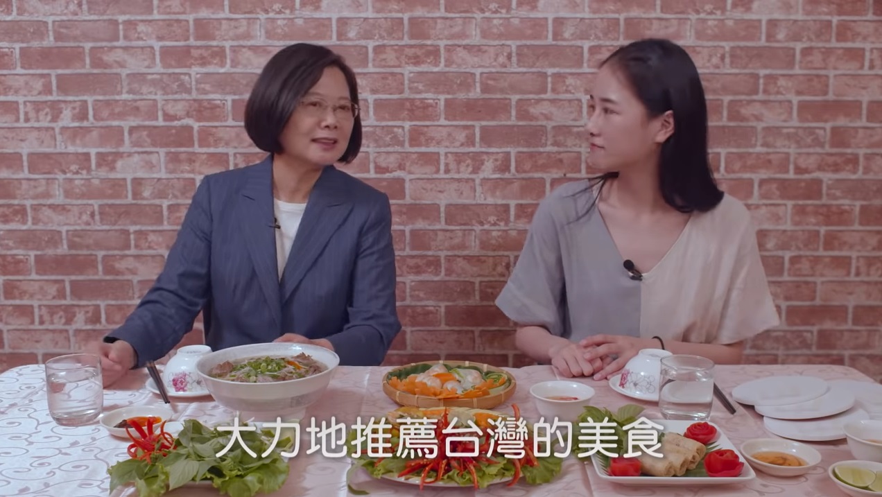 蔡英文總統與台泰混血的千千合作介紹越南美食。 圖/擷取自YOUTUBE 蔡英文總統與台泰混血的千千合作介紹越南美食。 圖/擷取自YOUTUBE