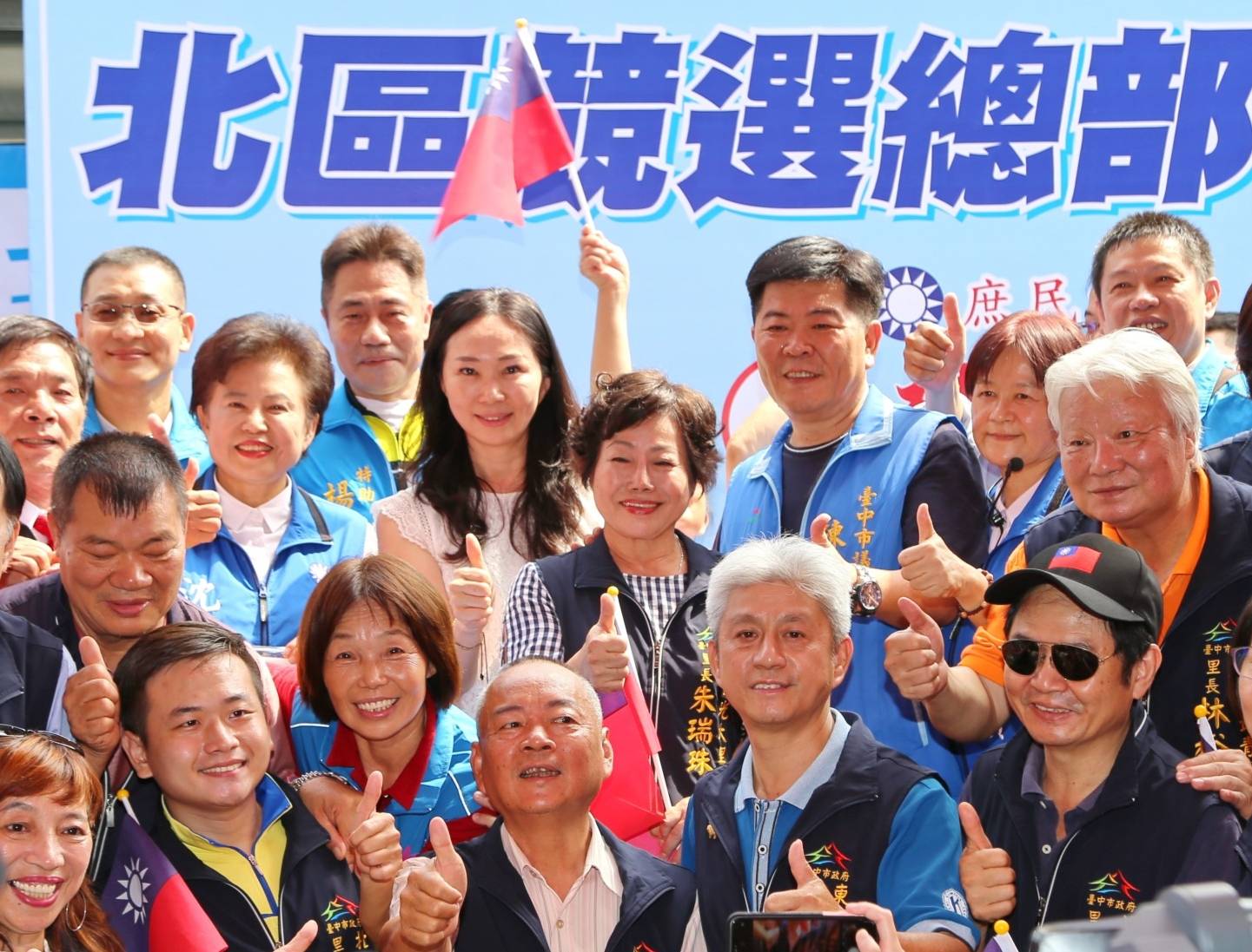 李佳芬與當地里長合照。 圖:沈智慧競選總部/提供 李佳芬與當地里長合照。 圖:沈智慧競選總部/提供