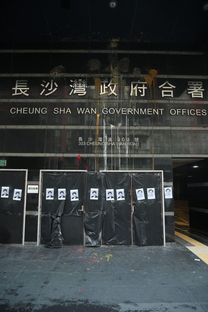 有人在長沙灣政府合署外的鐵門外扔擲漆彈,破壞環境。 圖:翻攝自香港大學學生會校園電視臉書 有人在長沙灣政府合署外的鐵門外扔擲漆彈,破壞環境。 圖:翻攝自香港大學學生會校園電視臉書