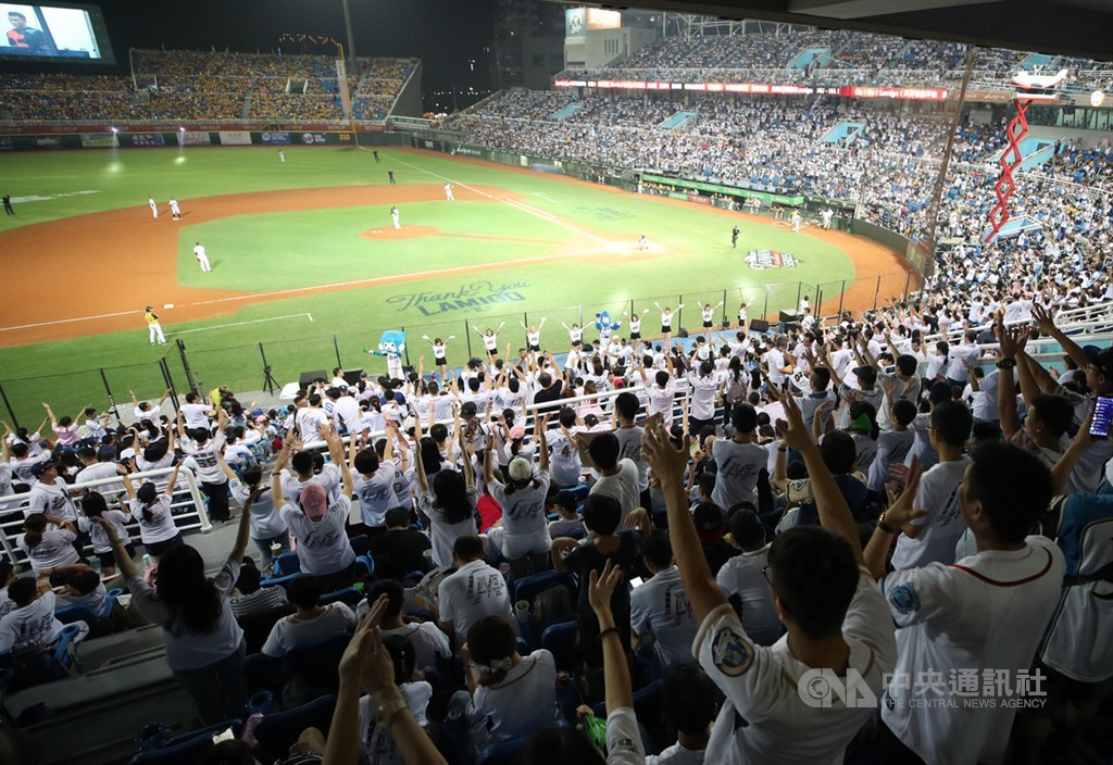 2019中職總冠軍賽12日在Lamigo桃猿隊主場、桃園棒球場正式開打,吸引滿場球迷到場,為支持球隊加油打氣。 圖:中央社提供 2019中職總冠軍賽12日在Lamigo桃猿隊主場、桃園棒球場正式開打,吸引滿場球迷到場,為支持球隊加油打氣。 圖:中央社提供