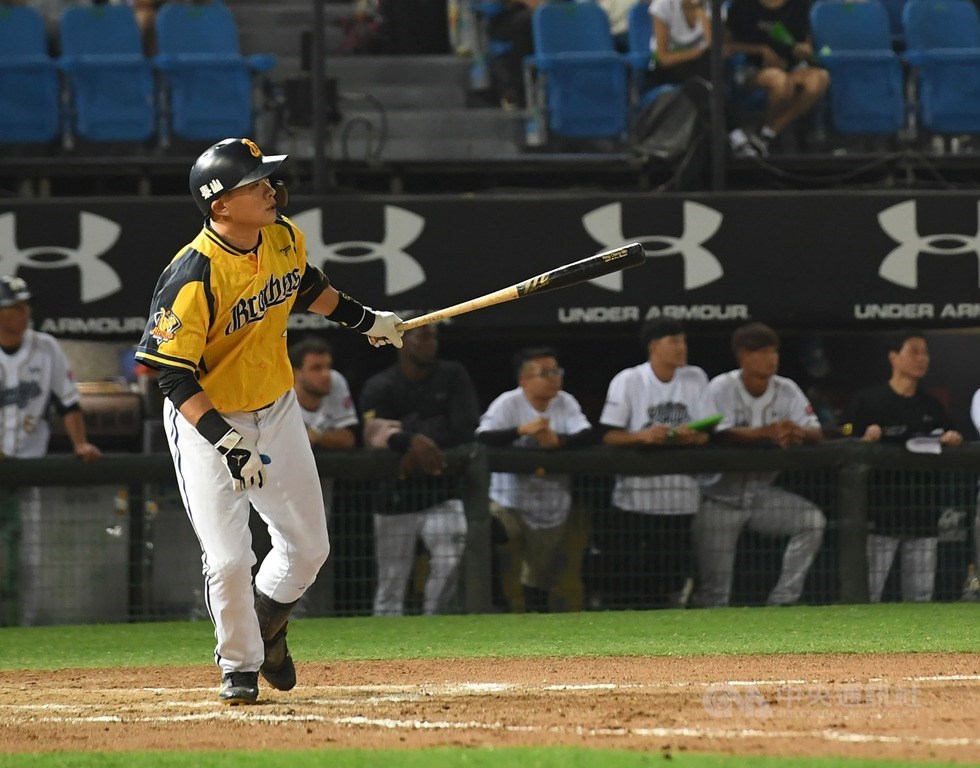 2019中職總冠軍賽12日在桃園開打,中信兄弟隊「恰恰」彭政閔9局關鍵時刻代打一棒建功,敲出生涯總冠軍賽第74支安打、刷新中職紀錄,且一棒兩分,幫助球隊5比5扳平比數。 圖:中央社提供 2019中職總冠軍賽12日在桃園開打,中信兄弟隊「恰恰」彭政閔9局關鍵時刻代打一棒建功,敲出生涯總冠軍賽第74支安打、刷新中職紀錄,且一棒兩分,幫助球隊5比5扳平比數。 圖:中央社提供