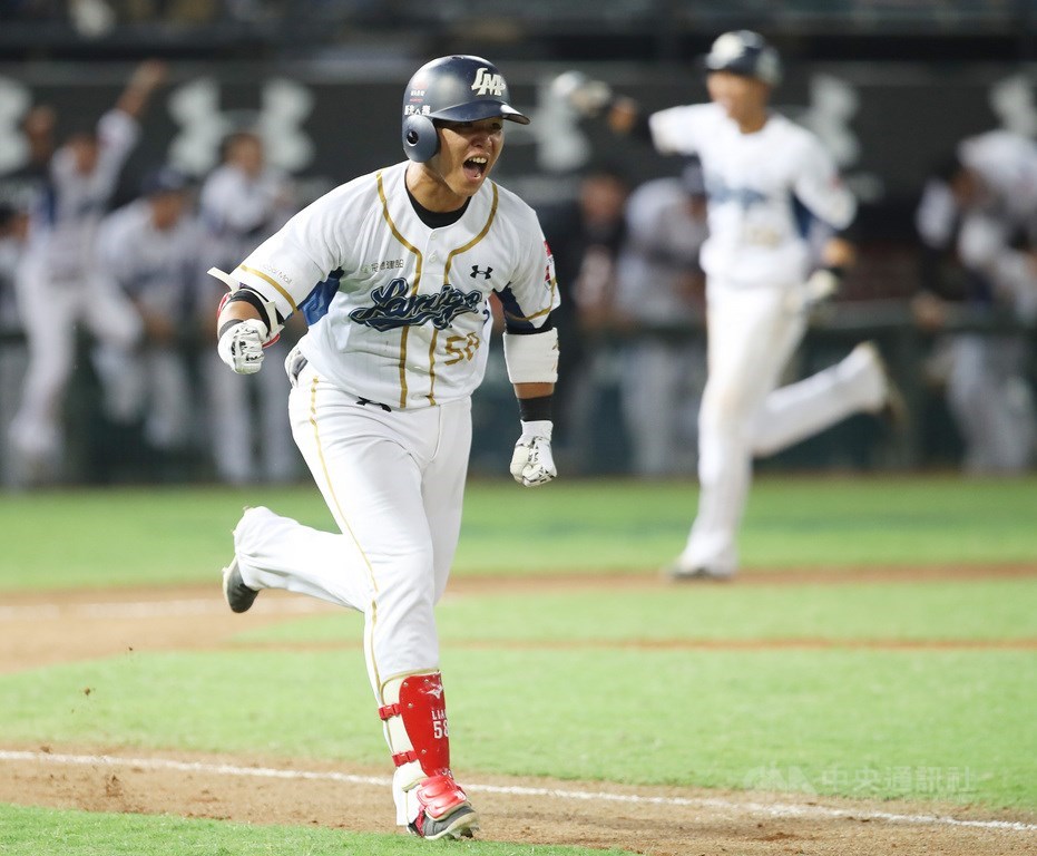2019中職總冠軍系列賽首戰12日在桃園球場開打,Lamigo桃猿隊9局下半由廖健富擊出再見安打,助隊在總冠軍賽首戰告捷,廖健富也振臂吶喊慶祝勝利。 圖:中央社提供 2019中職總冠軍系列賽首戰12日在桃園球場開打,Lamigo桃猿隊9局下半由廖健富擊出再見安打,助隊在總冠軍賽首戰告捷,廖健富也振臂吶喊慶祝勝利。 圖:中央社提供