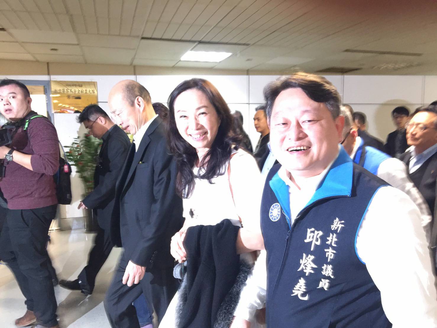 國民黨立委參選人邱烽堯與韓國瑜、李佳芬夫婦交情深厚,是「韓家軍」的一員。 圖:邱烽堯提供 國民黨立委參選人邱烽堯與韓國瑜、李佳芬夫婦交情深厚,是「韓家軍」的一員。 圖:邱烽堯提供