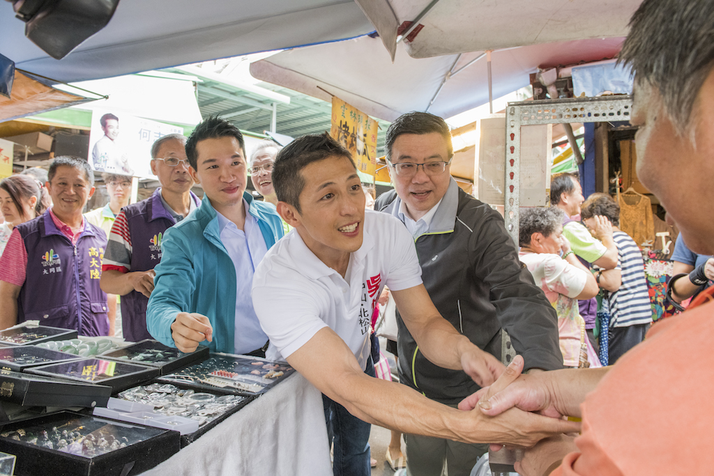 傳統市場店家反應熱烈,紛紛與吳怡農(中)、何志偉(左)兩人握手、打氣。 圖:吳怡農競選團隊/黃謙賢/攝 傳統市場店家反應熱烈,紛紛與吳怡農(中)、何志偉(左)兩人握手、打氣。 圖:吳怡農競選團隊/黃謙賢/攝