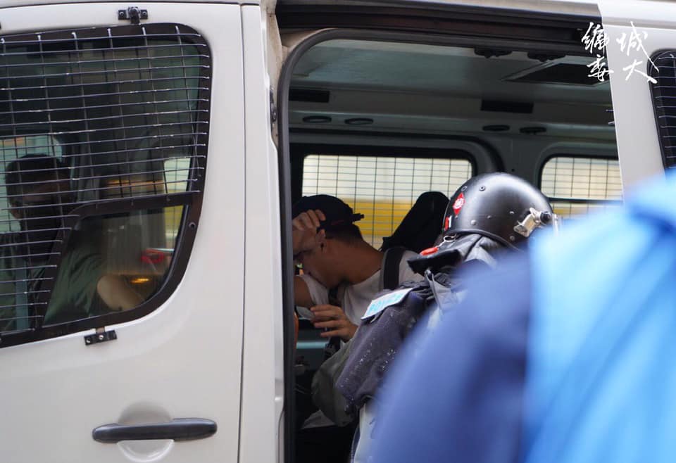 旺角地區登打士街有市民被捕。 圖:翻攝自成大編委 旺角地區登打士街有市民被捕。 圖:翻攝自成大編委
