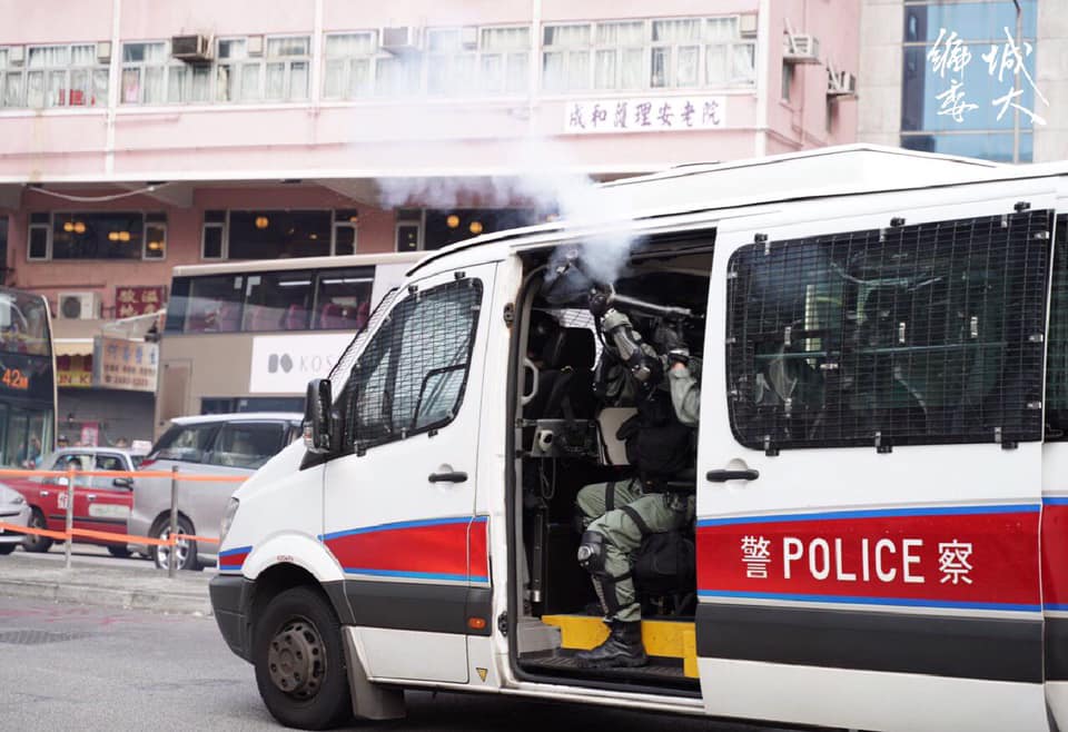 荃灣沙咀道防暴警察施放催淚彈。 圖:翻攝自成大編委 荃灣沙咀道防暴警察施放催淚彈。 圖:翻攝自成大編委