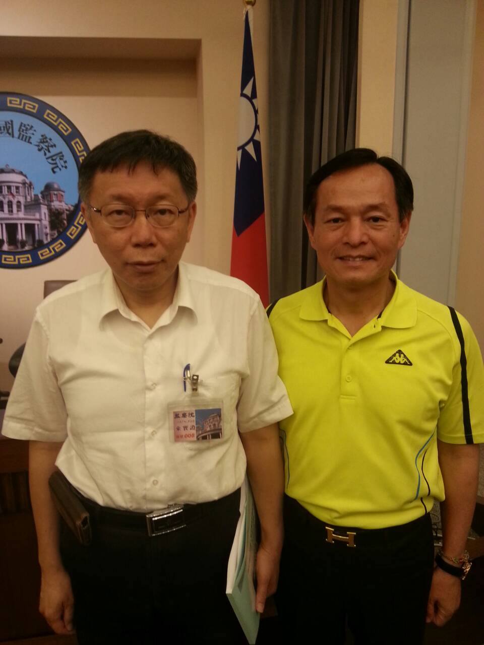 李余典(右)與民眾黨主席柯文哲(左)合照。 圖:翻攝自李旻蔚臉書 李余典(右)與民眾黨主席柯文哲(左)合照。 圖:翻攝自李旻蔚臉書