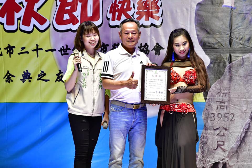 民進黨議員李余典(中)的女兒李旻蔚(左)將代表民眾黨出戰三重立委選戰。 圖:翻攝自李旻蔚臉書 民進黨議員李余典(中)的女兒李旻蔚(左)將代表民眾黨出戰三重立委選戰。 圖:翻攝自李旻蔚臉書