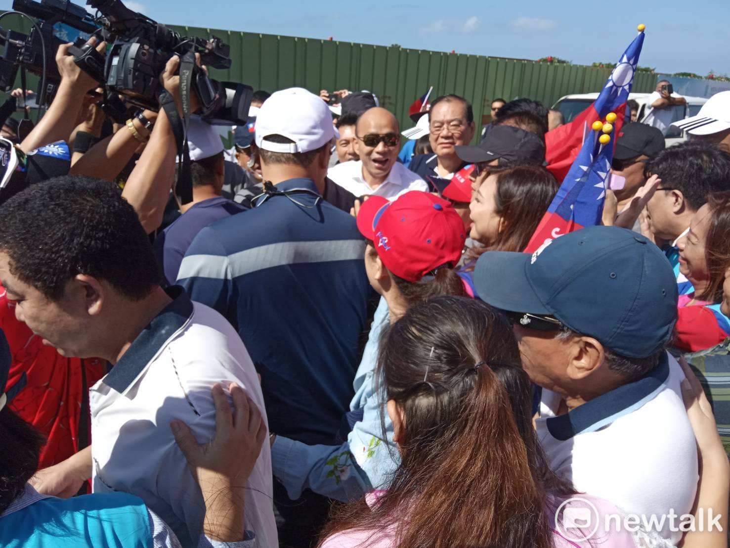 高雄市長韓國瑜請假投入總統大選,首站來到屏東鵝鑾鼻保安宮,現場韓粉熱情迎接。 圖:孫家銘/攝 高雄市長韓國瑜請假投入總統大選,首站來到屏東鵝鑾鼻保安宮,現場韓粉熱情迎接。 圖:孫家銘/攝