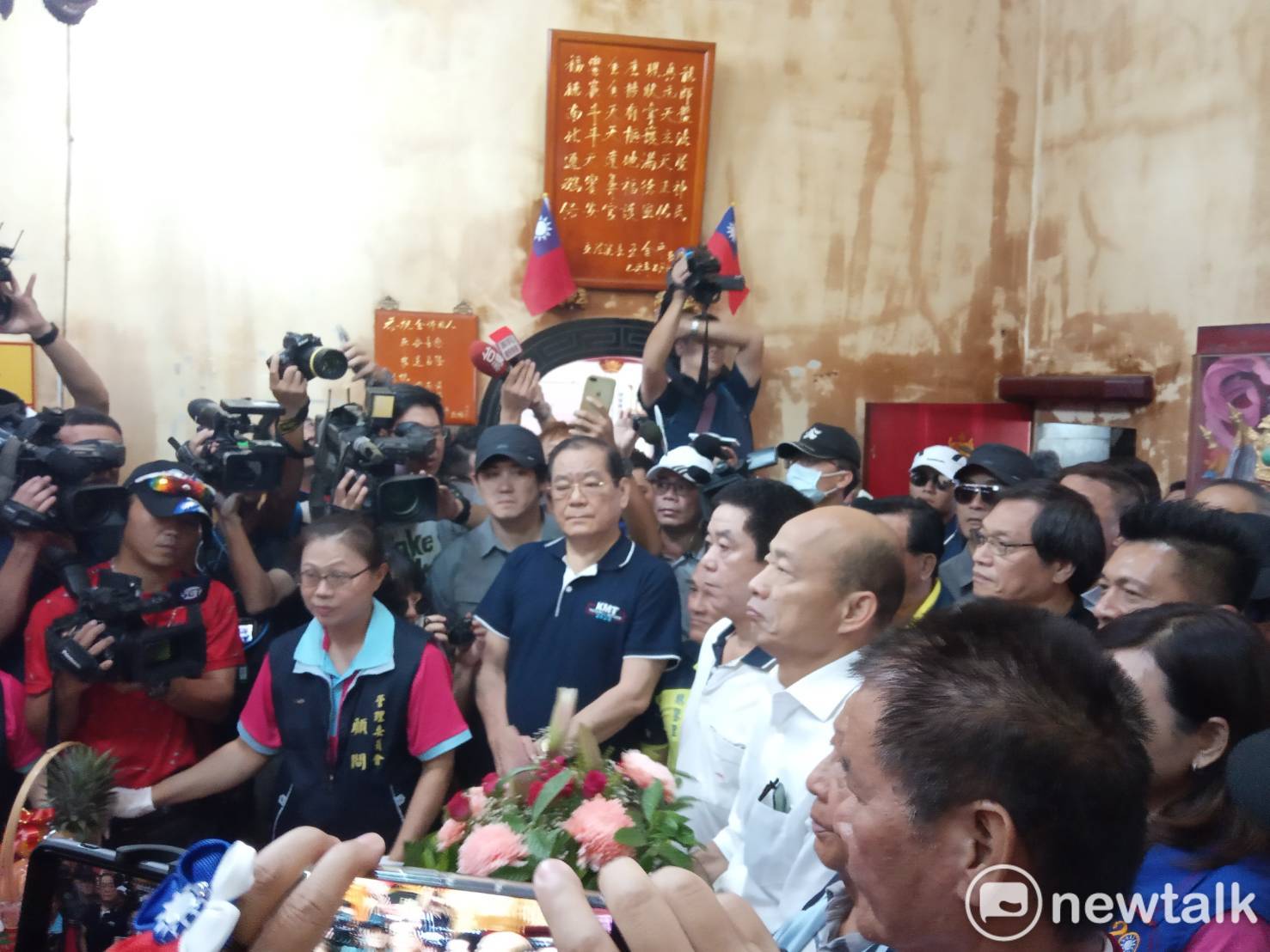 高雄市長韓國瑜請假投入總統大選,首站來到屏東鵝鑾鼻保安宮參拜。 圖:孫家銘/攝 高雄市長韓國瑜請假投入總統大選,首站來到屏東鵝鑾鼻保安宮參拜。 圖:孫家銘/攝
