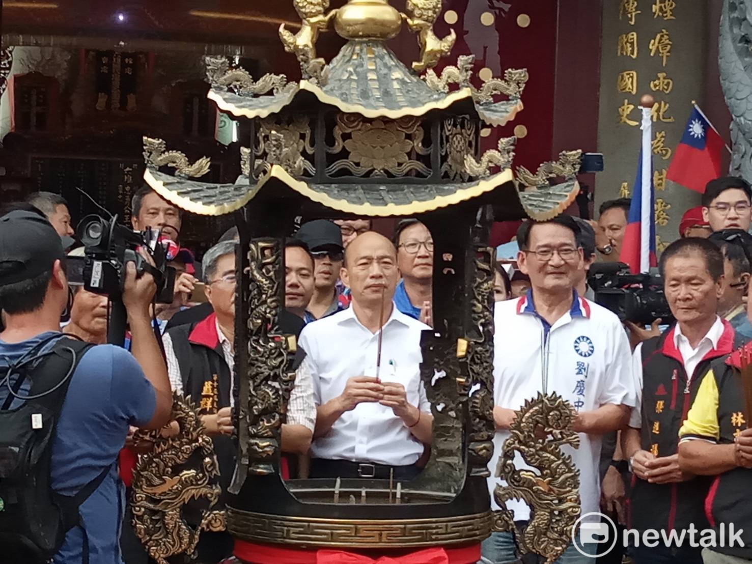 國民黨總統參選人韓國瑜下午來到屏東六堆忠義祠參拜。 圖:孫家銘/攝 國民黨總統參選人韓國瑜下午來到屏東六堆忠義祠參拜。 圖:孫家銘/攝