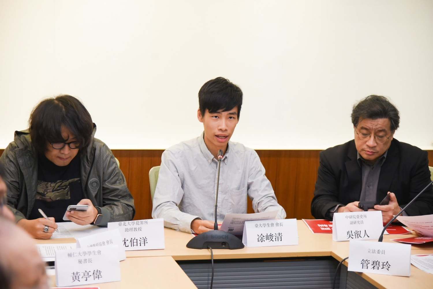 台大學生會長凃峻清表示,中國政府透過交流團、旅遊團的性質活動促進台灣學生對中國及其政府的好感,藉此達到統戰的目的,侵蝕台灣的民主。 圖:翻攝自蘇巧慧臉書 台大學生會長凃峻清表示,中國政府透過交流團、旅遊團的性質活動促進台灣學生對中國及其政府的好感,藉此達到統戰的目的,侵蝕台灣的民主。 圖:翻攝自蘇巧慧臉書