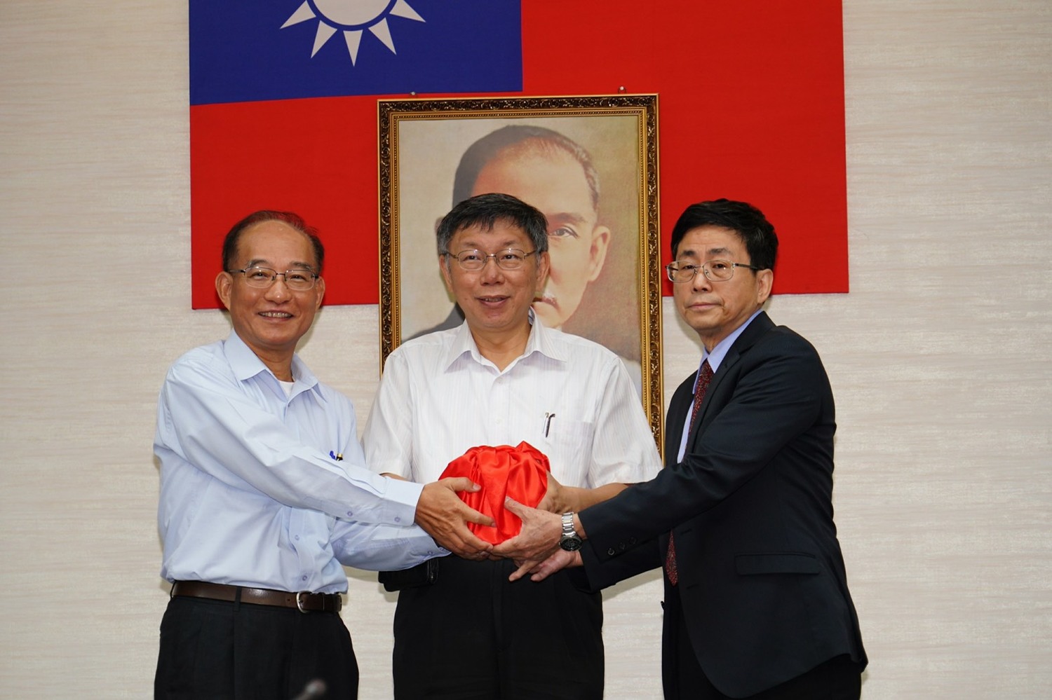 台北市政府秘書處長張哲揚(左)屆齡退休,由曾任世大運副執行長、現任副秘書長薛春明(右)接任。 圖:台北市政府/提供 台北市政府秘書處長張哲揚(左)屆齡退休,由曾任世大運副執行長、現任副秘書長薛春明(右)接任。 圖:台北市政府/提供