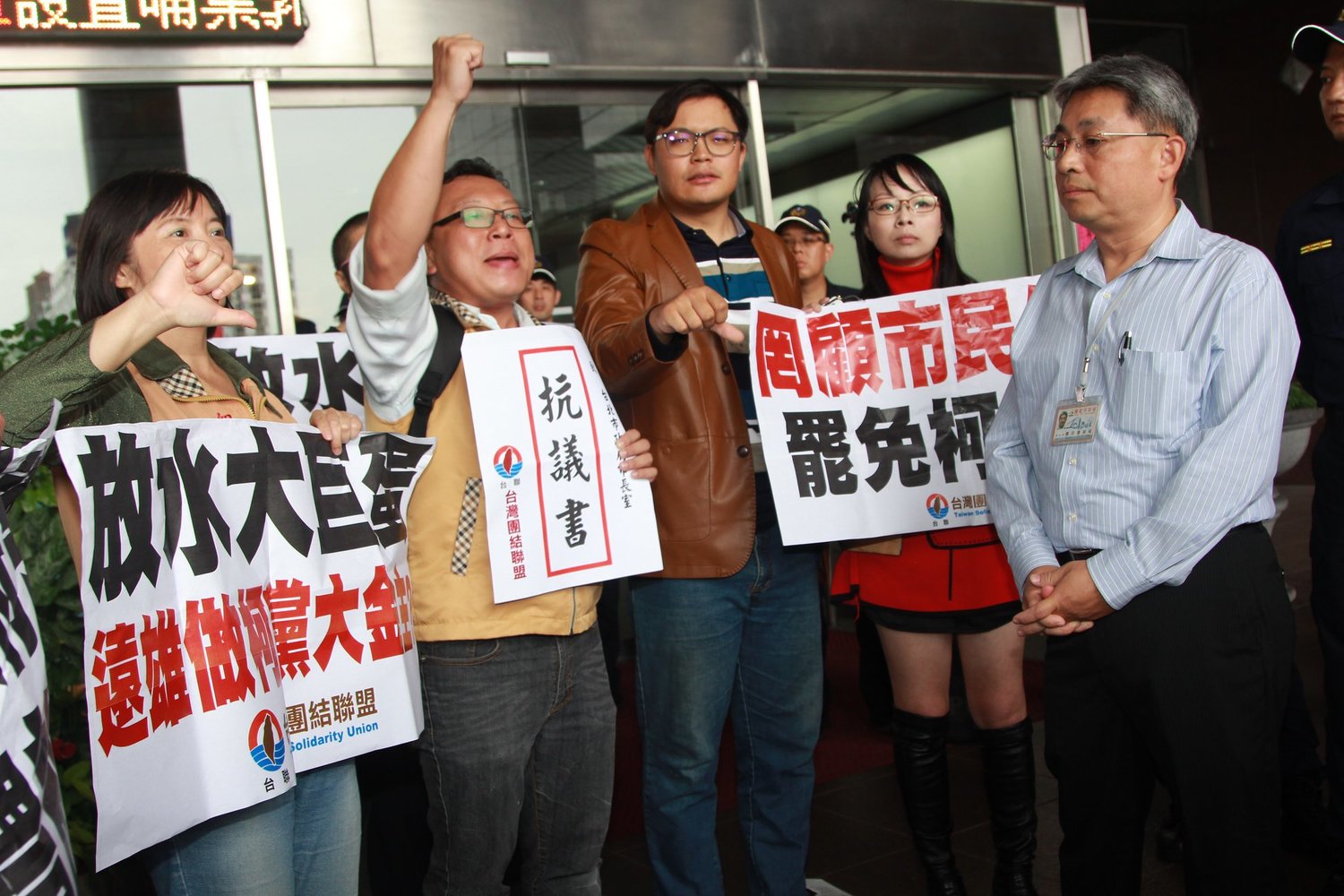 羅世譽出面收下抗議書。 圖:翻攝自台灣團結聯盟臉書粉絲頁 羅世譽出面收下抗議書。 圖:翻攝自台灣團結聯盟臉書粉絲頁