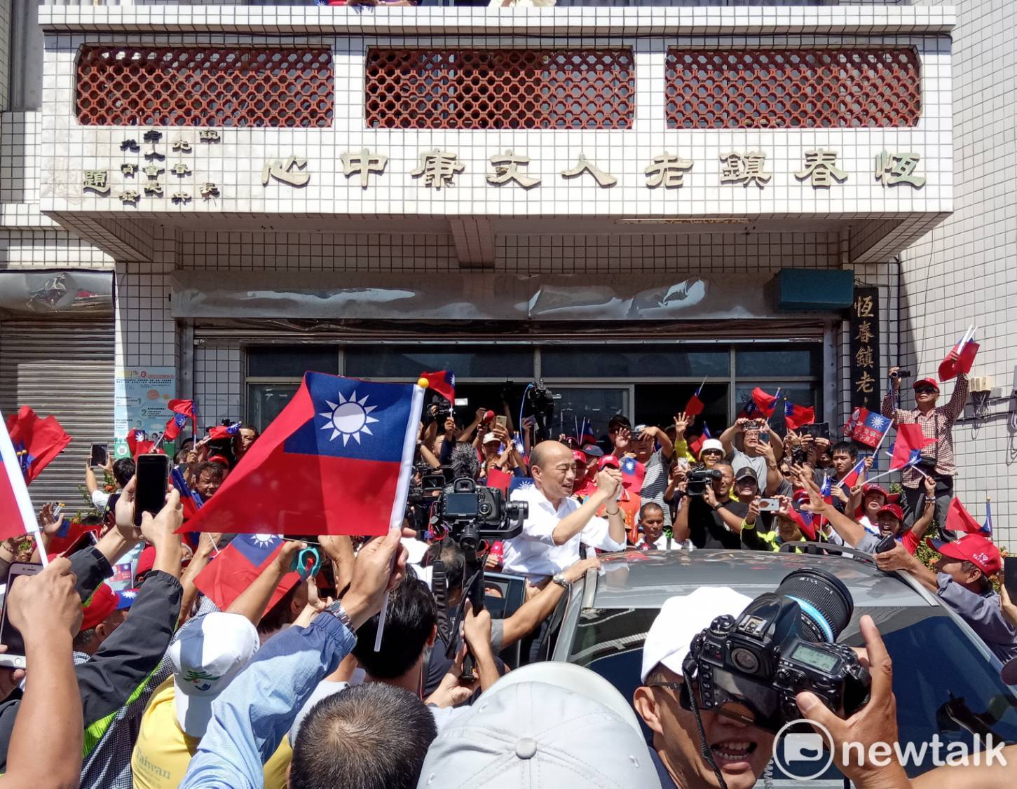 韓國瑜座談會後離去時,被群眾團團包圍。 圖:孫家銘/攝 韓國瑜座談會後離去時,被群眾團團包圍。 圖:孫家銘/攝