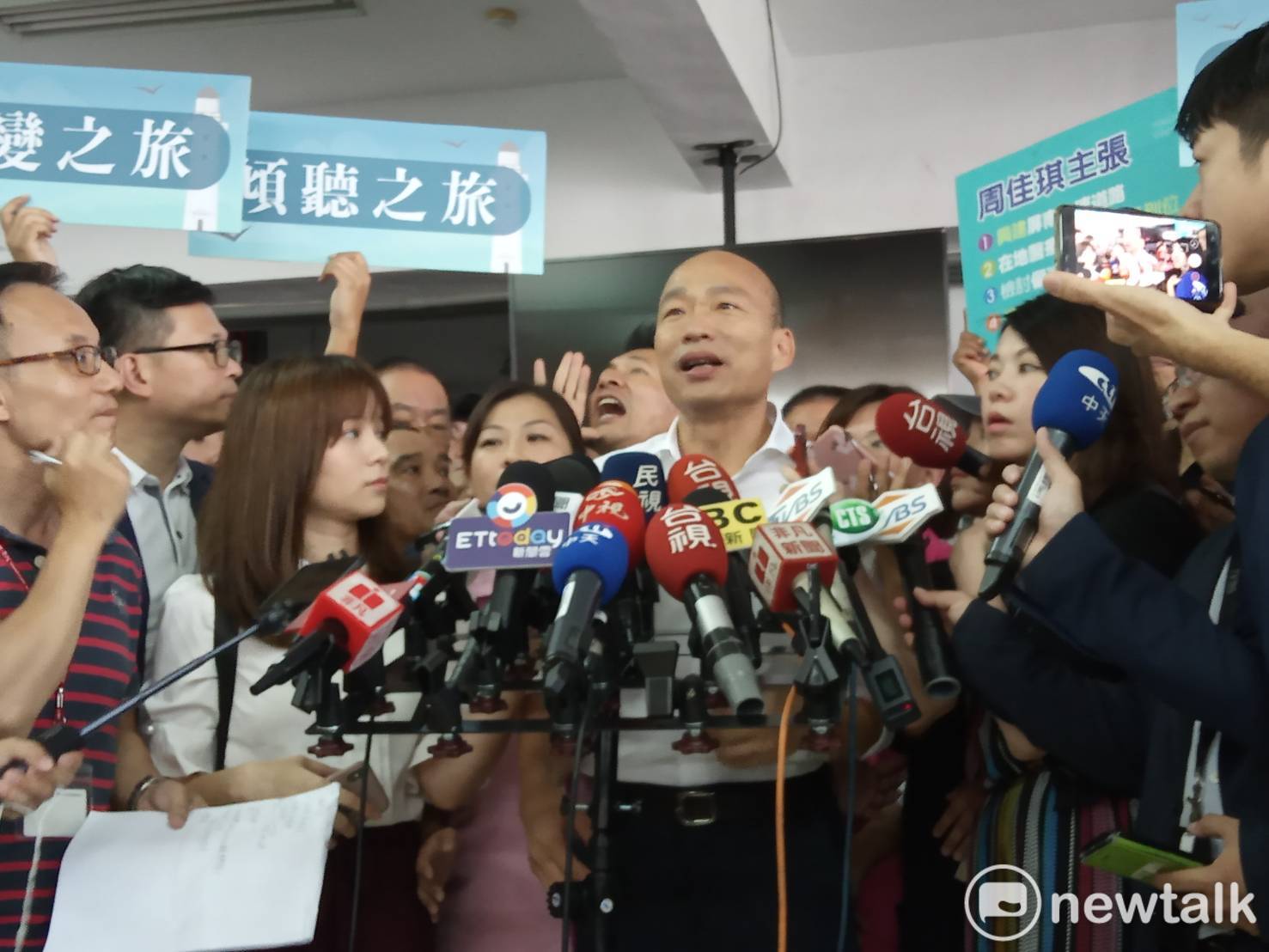 韓國瑜傾聽之旅第一天即吸引大批媒體及支持者跟隨。 圖:孫家銘/攝 韓國瑜傾聽之旅第一天即吸引大批媒體及支持者跟隨。 圖:孫家銘/攝