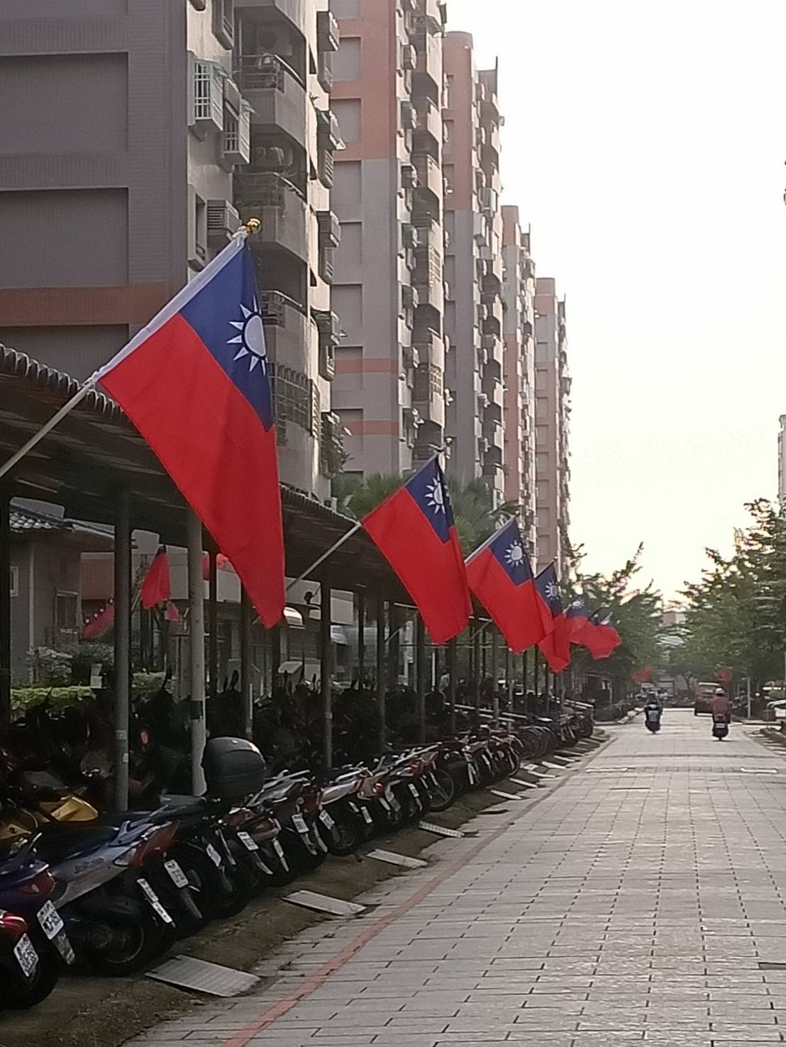 光輝的十月,被視為傳統眷村的嘉義市經國新城國旗飄揚,韓國瑜將於10月21日造訪此地。 圖:經國新城致遠里里長宋燕生/提供 光輝的十月,被視為傳統眷村的嘉義市經國新城國旗飄揚,韓國瑜將於10月21日造訪此地。 圖:經國新城致遠里里長宋燕生/提供