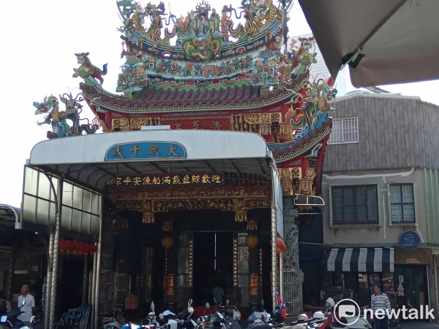 「騰風宮」是當地相當具有悠久歷史的宮廟,主祀大眾千歲(又稱「大眾爺公」),相傳清道光7年(1827)創立,護民有功、神跡顯耀,在地方香火鼎盛。 圖:孫家銘/攝 「騰風宮」是當地相當具有悠久歷史的宮廟,主祀大眾千歲(又稱「大眾爺公」),相傳清道光7年(1827)創立,護民有功、神跡顯耀,在地方香火鼎盛。 圖:孫家銘/攝