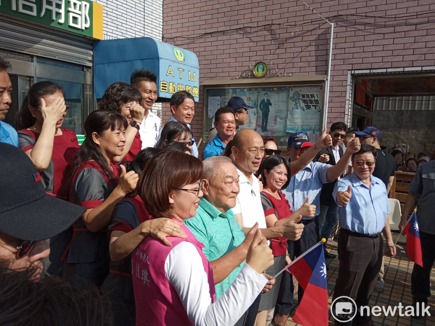 韓國瑜走訪小琉球當地農、漁會。與農會職員合影。 圖:孫家銘/攝 韓國瑜走訪小琉球當地農、漁會。與農會職員合影。 圖:孫家銘/攝