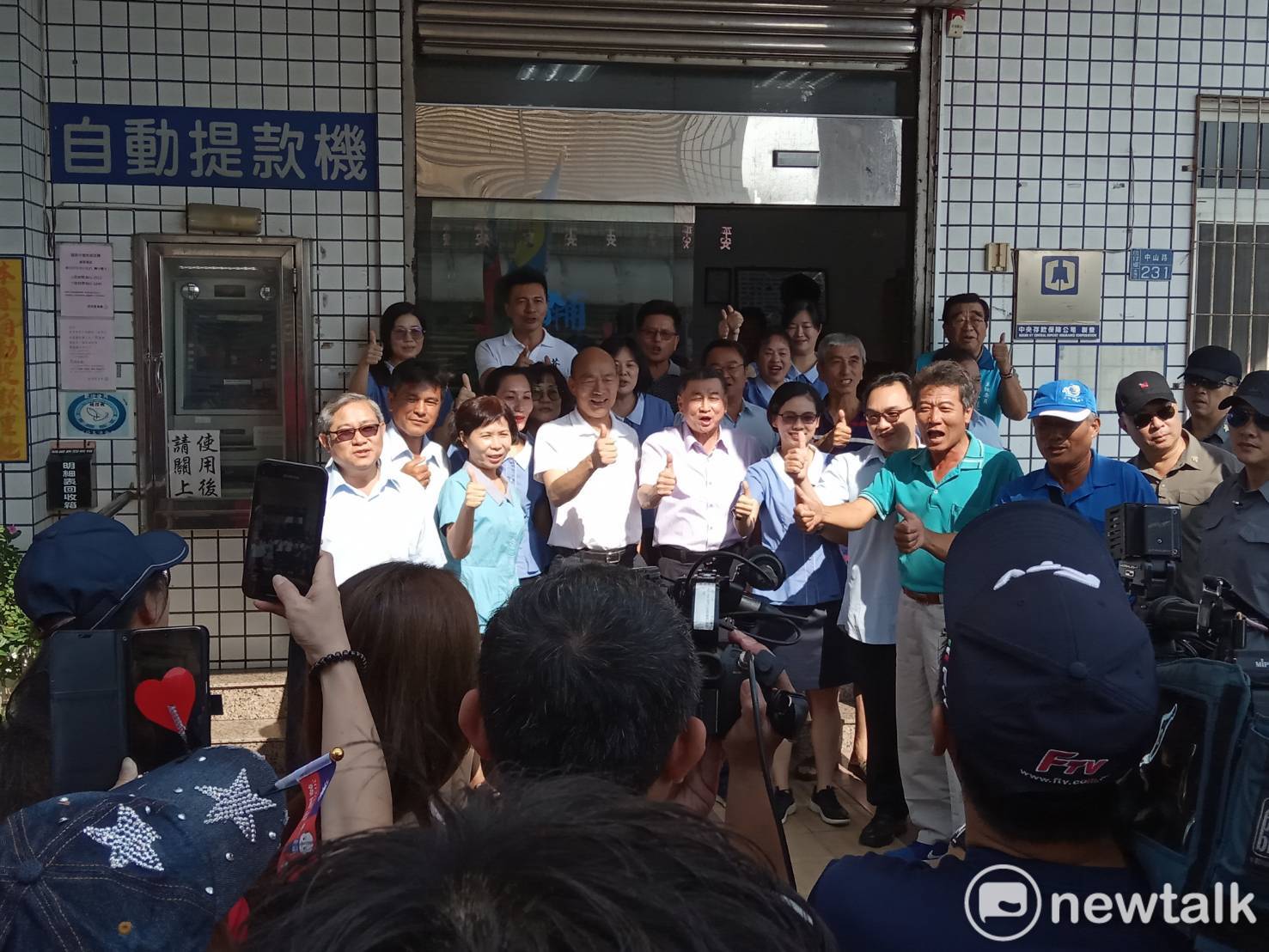 韓國瑜走訪小琉球當地農、漁會。與漁會職員合影。 圖:孫家銘/攝 韓國瑜走訪小琉球當地農、漁會。與漁會職員合影。 圖:孫家銘/攝