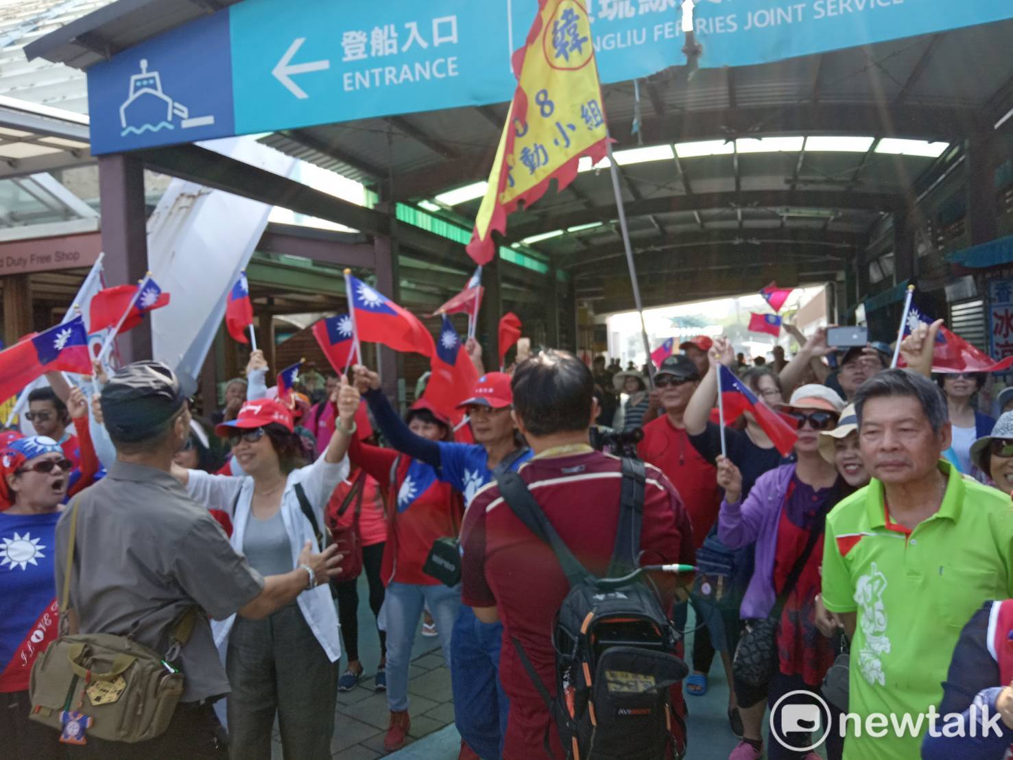 韓國瑜搭乘交通船返回東港,大批韓粉在小琉球碼頭送行。 圖:孫家銘/攝 韓國瑜搭乘交通船返回東港,大批韓粉在小琉球碼頭送行。 圖:孫家銘/攝