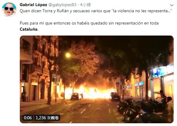 加泰隆尼亞地區連續3天抗爭,入夜後警民衝突升級,示威者在街道丟汽油彈。 圖:翻攝自Gabriel López推特影片 加泰隆尼亞地區連續3天抗爭,入夜後警民衝突升級,示威者在街道丟汽油彈。 圖:翻攝自Gabriel López推特影片