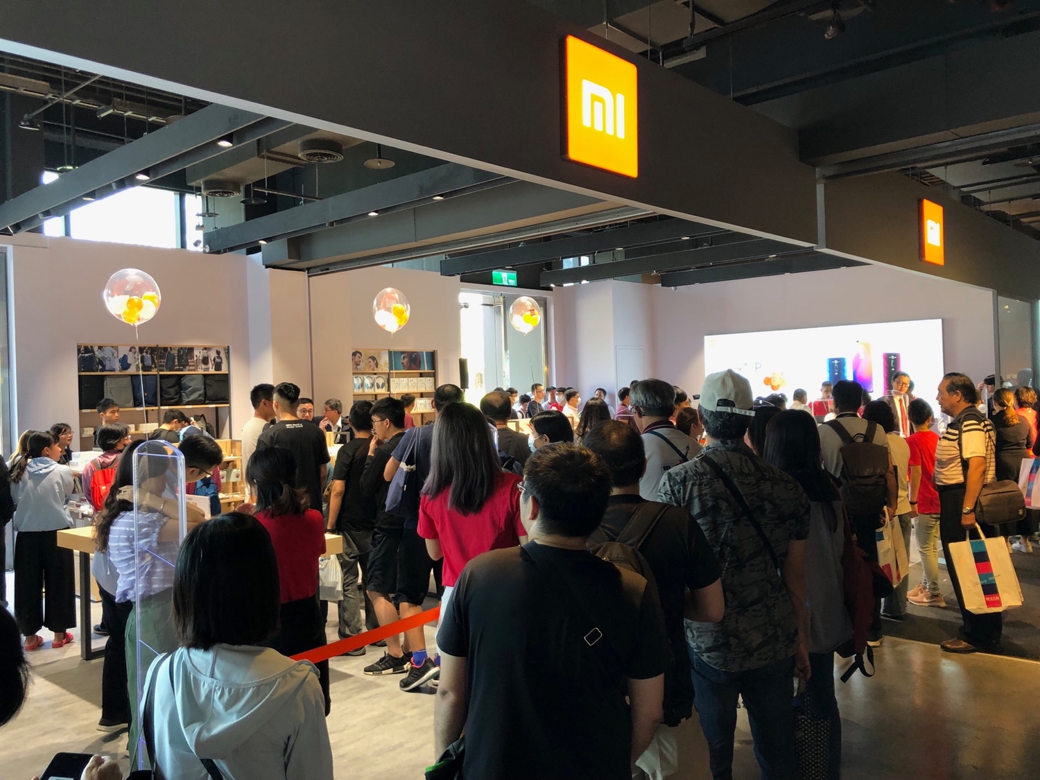 6400萬四鏡頭新機Redmi Note 8 Pro預購活動開跑,參與預購即贈「小米藍牙耳機 AirDots 超值版」的優惠,吸引近上百位米粉到場排隊搶購。 圖/黃博郎攝 6400萬四鏡頭新機Redmi Note 8 Pro預購活動開跑,參與預購即贈「小米藍牙耳機 AirDots 超值版」的優惠,吸引近上百位米粉到場排隊搶購。 圖/黃博郎攝
