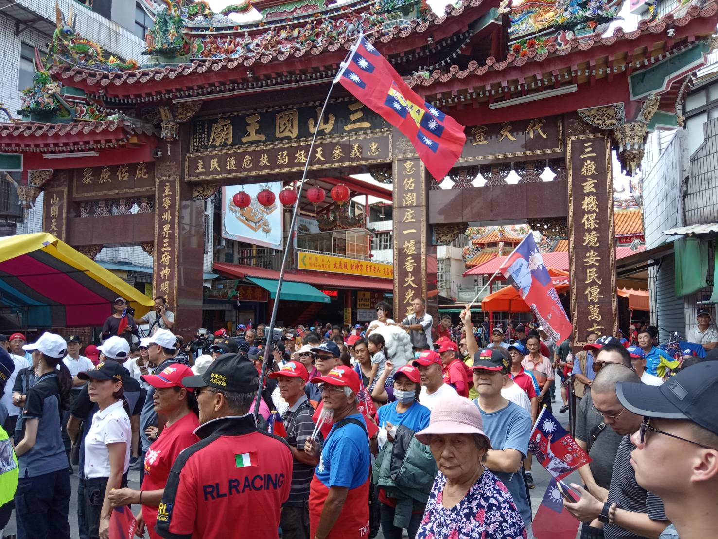 韓粉擠爆潮州三山國王廟廣場。 圖 : 孫家銘/攝 韓粉擠爆潮州三山國王廟廣場。 圖 : 孫家銘/攝