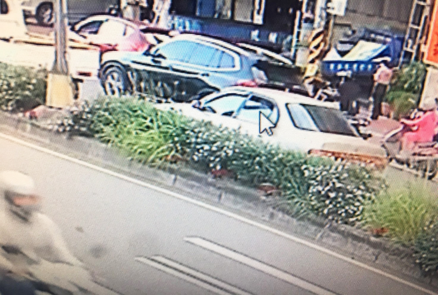 警方調閱監視器,箭頭所指就是嫌犯搖下車窗開槍。 圖:林昀真/翻攝 警方調閱監視器,箭頭所指就是嫌犯搖下車窗開槍。 圖:林昀真/翻攝