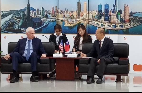 高雄市長韓國瑜(右一)18日特地銷假,和美國在台協會(AIT)主席莫健(左一)會面。 圖:孫家明/攝 高雄市長韓國瑜(右一)18日特地銷假,和美國在台協會(AIT)主席莫健(左一)會面。 圖:孫家明/攝