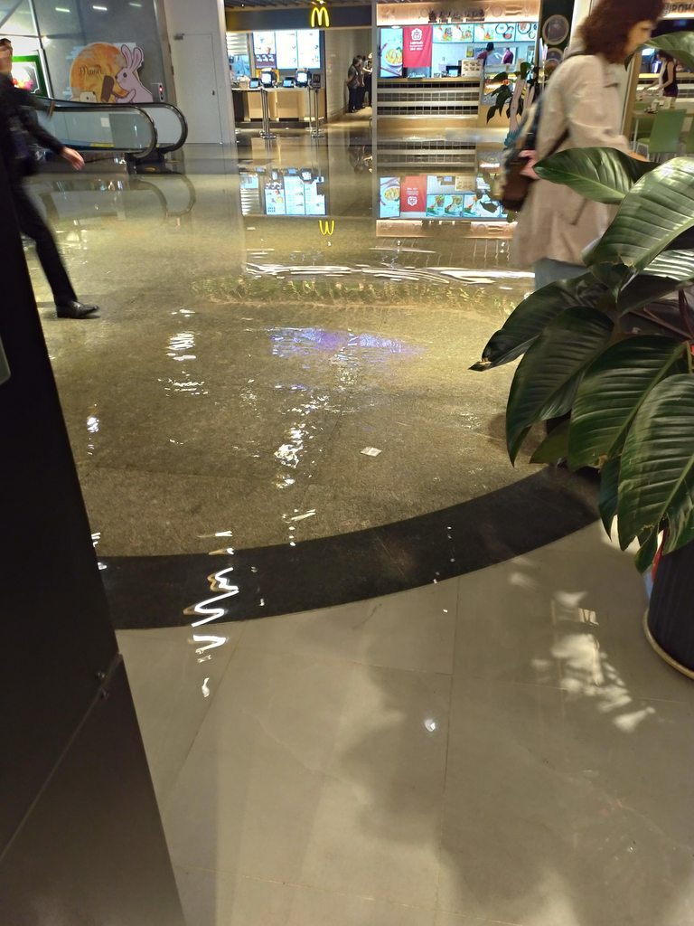二航廈B2美食街,清晨近六點傳出大面積積水。 圖/PTT八卦板 二航廈B2美食街,清晨近六點傳出大面積積水。 圖/PTT八卦板