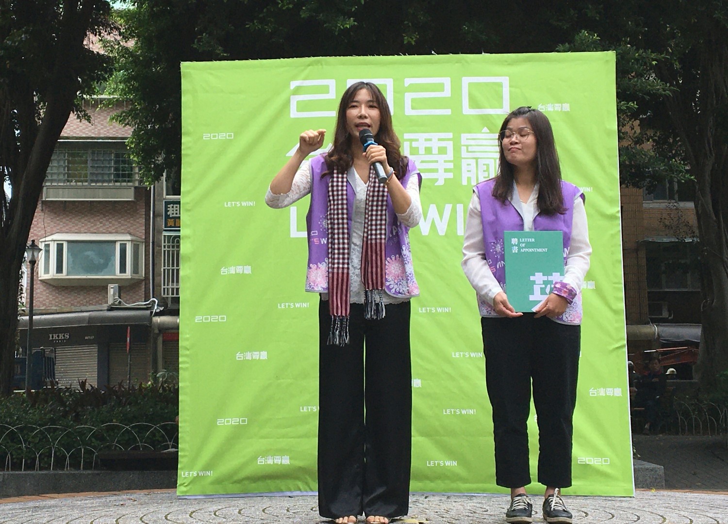 陳玉水(左ㄧ)表示,初到台灣時,就體會到民主自由。 圖:民進黨婦女部/提供 陳玉水(左ㄧ)表示,初到台灣時,就體會到民主自由。 圖:民進黨婦女部/提供