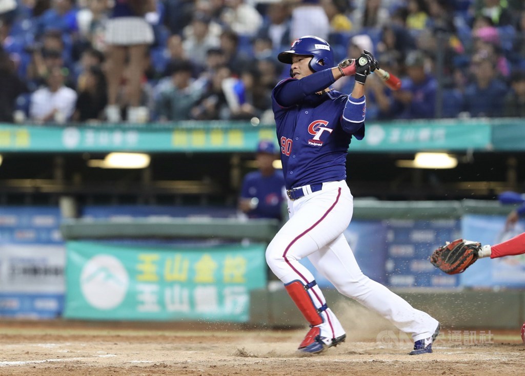 2019亞洲棒球錦標賽複賽持續展開,中華隊19日晚間在台中洲際球場迎戰中國隊,中華隊頻頻敲安展開攻勢,4局上,姜建銘敲出一記二壘安打。 圖:中央社 2019亞洲棒球錦標賽複賽持續展開,中華隊19日晚間在台中洲際球場迎戰中國隊,中華隊頻頻敲安展開攻勢,4局上,姜建銘敲出一記二壘安打。 圖:中央社